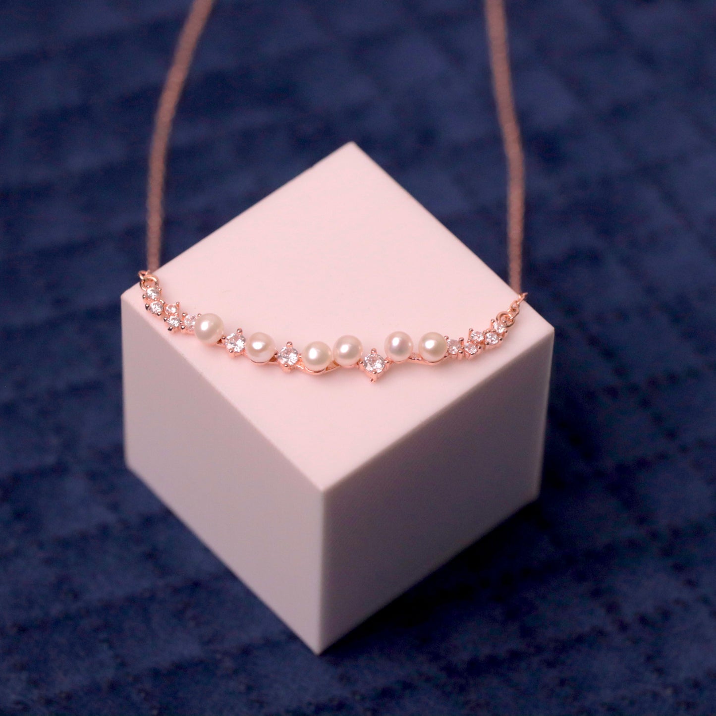 Rosegold Elara Curve Chain Pendant